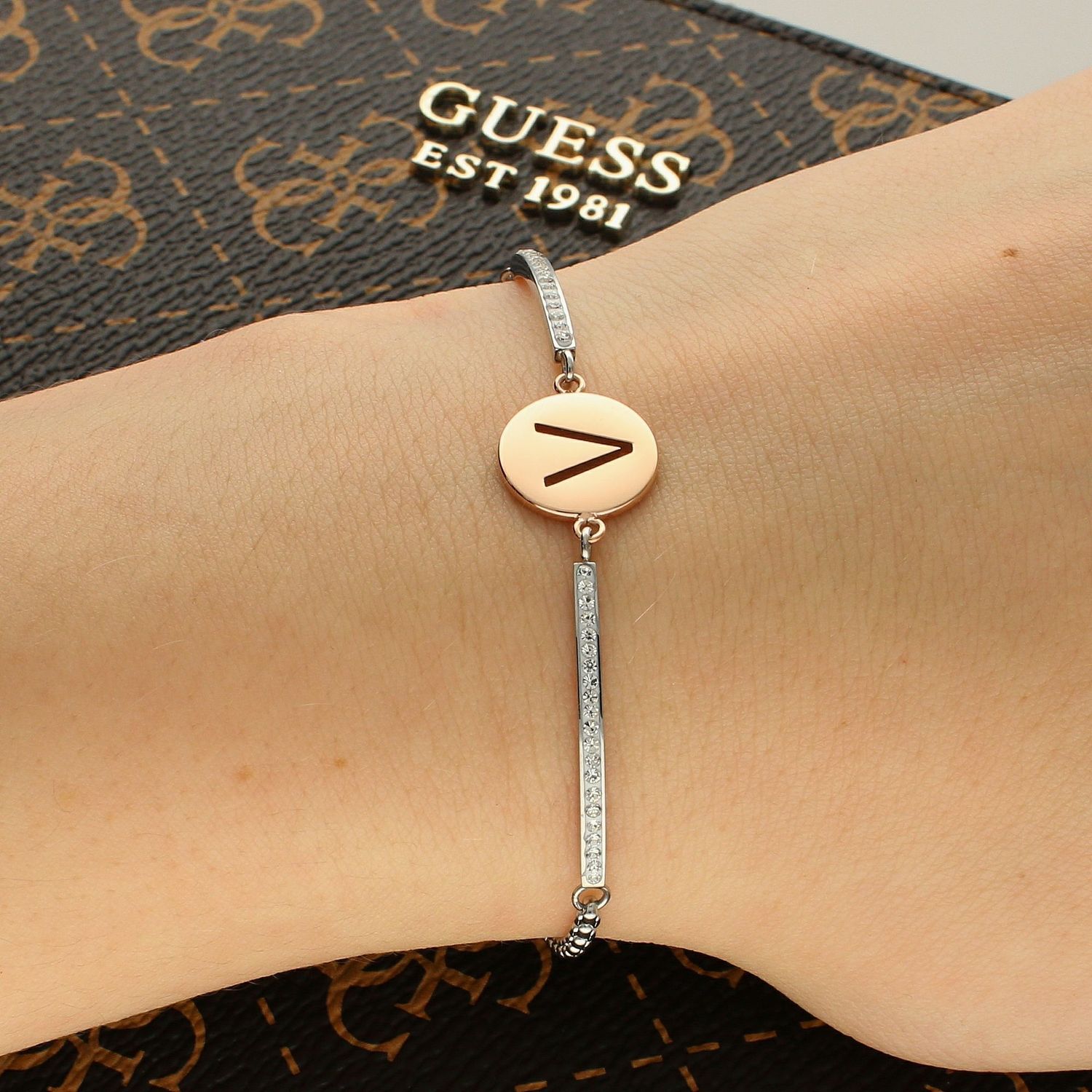 Bransoletka Nomination Italy z kolekcji Milleluci Letters. Wykonana ze stali szlachetnej, zdobiona mieniącymi się, błyszczącymi cyrkoniami pave oraz zawieszką z literą V w kolorze różowego złota (2).jpg